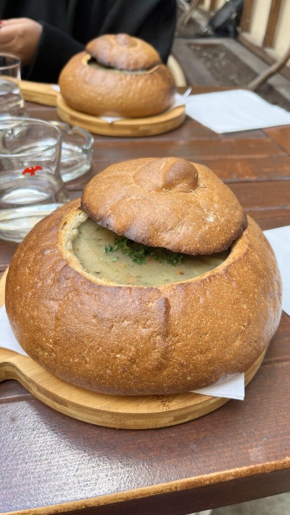 Zuppa ceca di patate servita nel cestino di pane