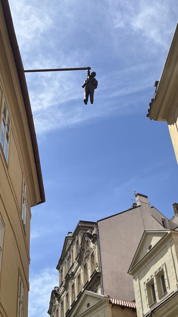 La statua di Sigmund Freud appesa a Praga